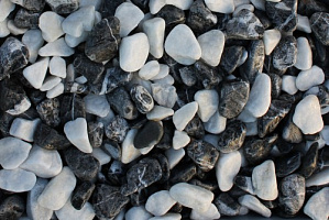 Kamenclub.ru: Мраморная крошка (щебень галтованный микс:: белый-черный) фр.20-40 мм  купить в Новокузнецке мрамор белый, черный мраморный галтованный щебень 15500 руб/т   фото КАМЕНЬ КЛУБ