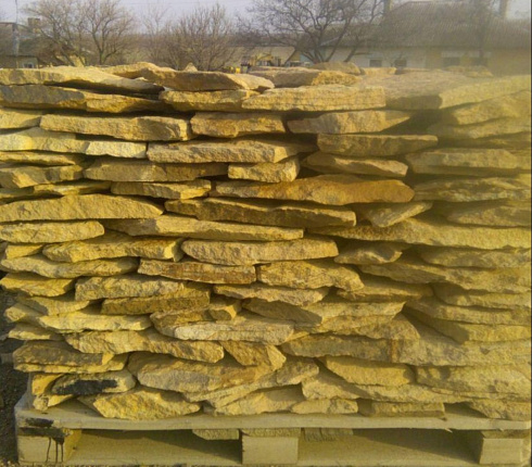 Kamenclub.ru: Песчаник пластушка "фонтанка" желтая (3,0 - 5,0 см)  купить в Новокузнецке песчаник желтая, рыжий, желтый песчаник колотый рваный со сколом облицовочный 16200 руб/м3   фото КАМЕНЬ КЛУБ