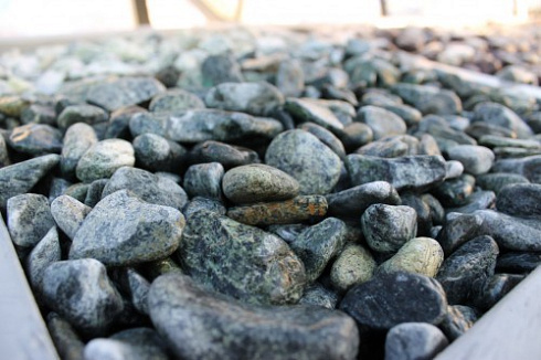 Kamenclub.ru: Щебень галтованный зеленый (змеевик) фр. 20-40 мм.  купить в Новокузнецке мрамор зеленый, салатовый оголтованный щебень мраморный 12500 руб/т   фото КАМЕНЬ КЛУБ