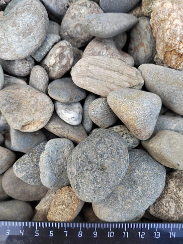Kamenclub.ru: Галька речная окат (пестрая) фр. 20-40 мм. купить  в Новокузнецке галька речная пестрая, серая, серые оттенки галька речная окатанная округлая 5000 руб/т   фото КАМЕНЬ КЛУБ