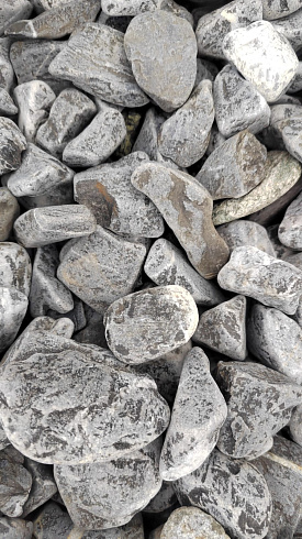 Kamenclub.ru: Щебень галтованный черный (мрамор) фр.40-70 мм.  купить в Новокузнецке мрамор черный с белыми прожилками, черный, белый щебень галтованный округлый 13500 руб/т   фото КАМЕНЬ КЛУБ