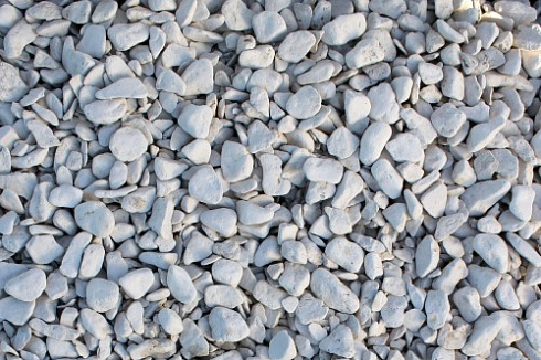 Kamenclub.ru: Мраморная крошка (щебень галтованный белый) фр.40-70 мм.  купить в Новокузнецке мрамор белый молочный айвори окатанный округлый природный камень 17000 руб/т   фото КАМЕНЬ КЛУБ