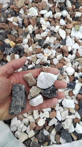 Kamenclub.ru: Мраморная крошка (щебень крошка микс : белый-черный-розовый) фр. 20-40 мм.  купить в Новокузнецке мрамор белый, черный, розовый декоративная ландшафтная крошка 12000 руб/т   фото КАМЕНЬ КЛУБ