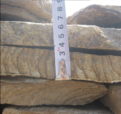 Kamenclub.ru: Песчаник пластушка желтый с рисунком (3 см)  купить в Новокузнецке песчаник желтый с рисунком, рыжий, желтый песчаник пластушка ландшафтная рваная 8 500 руб/м3   фото КАМЕНЬ КЛУБ