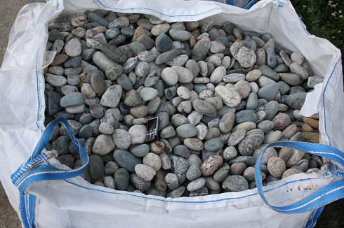 Kamenclub.ru: Галька речная окат (серая) фр.40-60 мм купить  в Новокузнецке галька речная серый бежевый рыжий коричневый округлый речной камень 5000 руб/т   фото КАМЕНЬ КЛУБ