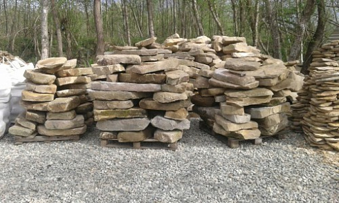 Kamenclub.ru: Песчаник плиты - плахи - пошаговые дорожки (фр. 70-150 мм)  купить в Новокузнецке песчаник серый бежевый желтый зеленый колотый песчаник строительный 6500 руб/т   фото КАМЕНЬ КЛУБ