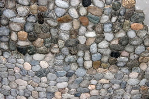 Kamenclub.ru: Галька речная плоская (ассорти) фр. 70-150 мм. купить  в Новокузнецке галька галечник серый белый темно-серый синий светло-серый плоская природная галька  9000 руб/т   фото КАМЕНЬ КЛУБ