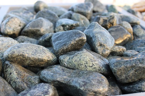 Kamenclub.ru: Щебень галтованный зеленый (змеевик) фр. 50-100 мм.  купить в Новокузнецке галтовка мраморная зеленый, салатовый мрамор 12 500 руб/т   фото КАМЕНЬ КЛУБ