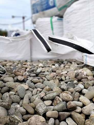 Kamenclub.ru: Галька речная окат (пестрая) фр. 20-40 мм. купить  в Новокузнецке галька речная пестрая, серая, серые оттенки галька речная окатанная округлая 5000 руб/т   фото КАМЕНЬ КЛУБ