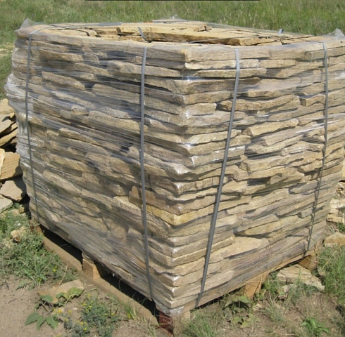 Kamenclub.ru: Песчаник пластушка желтый с рисунком (3 см)  купить в Новокузнецке песчаник желтый с рисунком, рыжий, желтый песчаник пластушка ландшафтная рваная 8 500 руб/м3   фото КАМЕНЬ КЛУБ