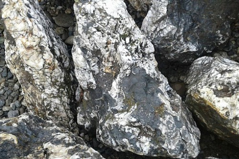 Kamenclub.ru: Черный гранит - кварцит фр. 100-500 мм.  купить в Новокузнецке мрамор гранит черный с белыми прожилками, серый, белый валун скальный колотый 7000 руб/т   фото КАМЕНЬ КЛУБ