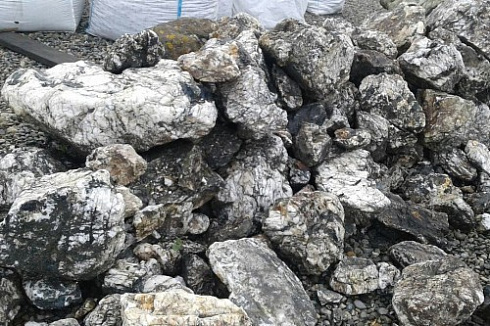Kamenclub.ru: Черный гранит - кварцит фр. 500-1000 мм.  купить в Новокузнецке гранит кварцит черный серый белый скальный колотый валун 9750 руб/т   фото КАМЕНЬ КЛУБ