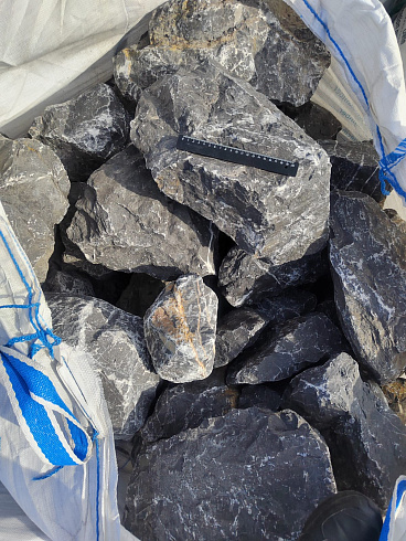 Kamenclub.ru: Черный мрамор скальник фр. 100-500 мм.  купить в Новокузнецке мрамор черный белый серый крупный колотый валун ландшафтный 8500 руб/т   фото КАМЕНЬ КЛУБ