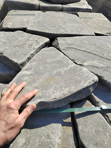 Kamenclub.ru: Песчаник пластушка светло-серый (4,0 - 6,0 см)  купить в Новокузнецке плитняк - пластушка светло-серый песчаник 12600 руб/м3   фото КАМЕНЬ КЛУБ