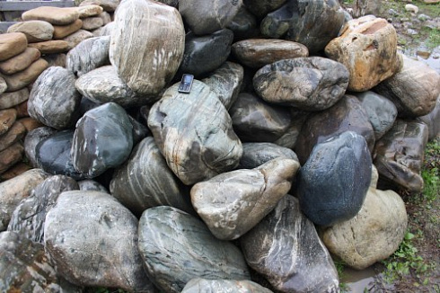 Kamenclub.ru: Речной валун Кабанчик фр.300-500 мм.  купить в Новокузнецке крупный природный камень галька серый, темно-серый речной валун галечник масштабный 7000 руб/т   фото КАМЕНЬ КЛУБ