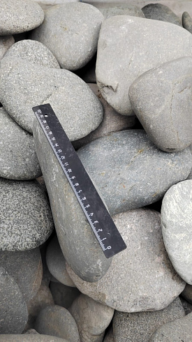 Kamenclub.ru: Галька речная плоская (темно-серая) фр. 70-150 мм. купить  в Новокузнецке галечник природный темно-серый серый синий речная плоская природная окатанная  9000 руб/т   фото КАМЕНЬ КЛУБ