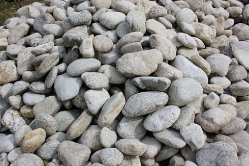 Kamenclub.ru: Бело-серый валунчик фр.100-300 мм.  купить в Новокузнецке крупный камень для ландшафта серый, белый бело-серый валун крупная галька 4500 руб/т   фото КАМЕНЬ КЛУБ