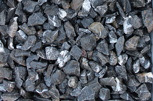 Kamenclub.ru: Щебень крошка черный (мрамор) фр. 40-70 мм.  купить в Новокузнецке мрамор черный с белыми прожилками, черный, белый декоративный щебень 11000 руб/т   фото КАМЕНЬ КЛУБ