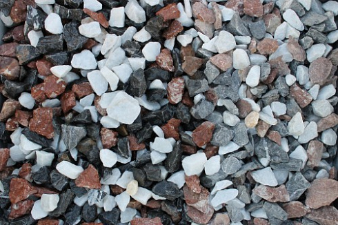 Kamenclub.ru: Мраморная крошка (щебень крошка микс : белый-черный-розовый) фр. 20-40 мм.  купить в Новокузнецке мрамор белый, черный, розовый декоративная ландшафтная крошка 12000 руб/т   фото КАМЕНЬ КЛУБ