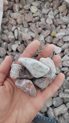 Kamenclub.ru: Мраморная крошка (щебень галтованный розовый) фр.20-40 мм.  купить в Новокузнецке мрамор розовый, красный оголтованный округлый щебень  15000 руб/т   фото КАМЕНЬ КЛУБ