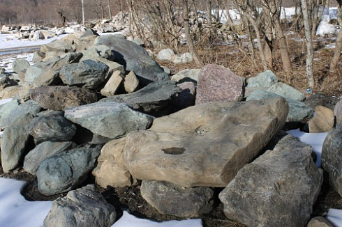 Kamenclub.ru: Гранит скальник (серо-зеленый) фр. 500-1500 мм.  купить в Новокузнецке гранит мрамор  серый зеленый темно-серый глыба скальная колотая ландшафтная 7 500 руб/т   фото КАМЕНЬ КЛУБ