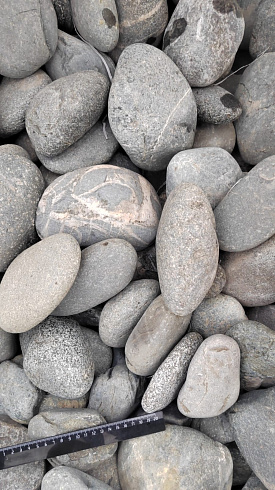 Kamenclub.ru: Галька речная окат (темно-серая) фр. 70-150 мм. купить  в Новокузнецке галька речная темно-серая, синяя, серая речная галька округлая  8000 руб/т   фото КАМЕНЬ КЛУБ