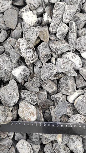 Kamenclub.ru: Щебень галтованный черный (мрамор) фр.40-70 мм.  купить в Новокузнецке мрамор черный с белыми прожилками, черный, белый щебень галтованный округлый 13500 руб/т   фото КАМЕНЬ КЛУБ