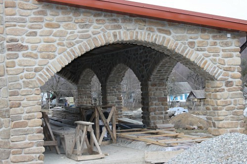 Kamenclub.ru: Песчаник для строительства и кладки блочный (фр 100-200 мм)  купить в Новокузнецке песчаник бежевый серый рыжий валун мелкий для строительства песчаник 6500 руб/т   фото КАМЕНЬ КЛУБ