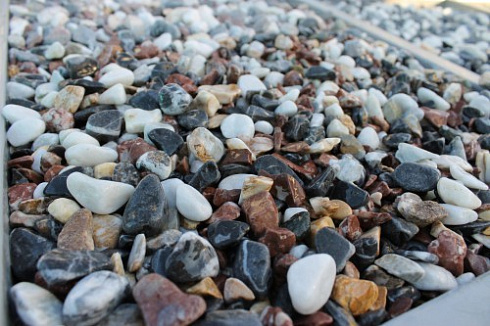 Kamenclub.ru: Мраморная крошка (щебень галтованный микс:белый-черный-розовый-медовый) фр.10-20 мм.  купить в Новокузнецке мрамор белый, медовый, черный, розовый мраморный декоративный ландшафтный окатанный округлый галтованный щебень 15500 руб/т   фото КАМЕНЬ КЛУБ