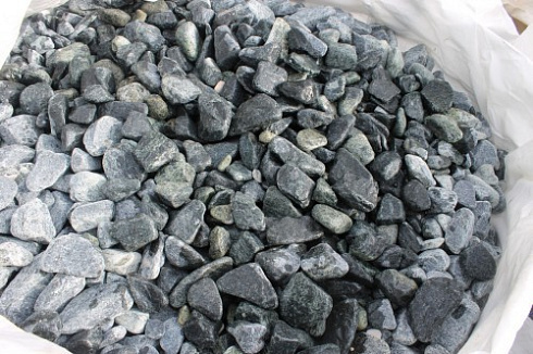 Kamenclub.ru: Щебень галтованный зеленый (змеевик) фр. 50-100 мм.  купить в Новокузнецке галтовка мраморная зеленый, салатовый мрамор 12 500 руб/т   фото КАМЕНЬ КЛУБ