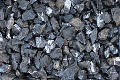 Kamenclub.ru: Щебень крошка черный (мрамор) фр. 5-10 мм.  купить в Новокузнецке мрамор черный с белыми прожилками, черный, белый мраморная крошка декоративная ландшафтная 11000 руб/т   фото КАМЕНЬ КЛУБ