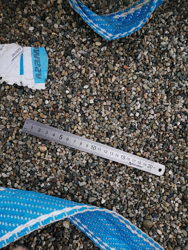 Kamenclub.ru: Галька речная окат (серая) фр.3-5 мм купить  в Новокузнецке галька речная серая бежевый темно-серый окатанный речной камень округлый 9500 руб/т   фото КАМЕНЬ КЛУБ