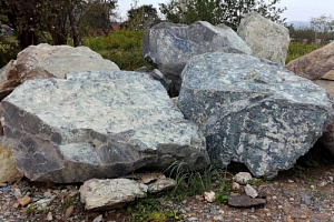 Kamenclub.ru: Змеевик скальник фр. 500-1500 мм.  купить в Новокузнецке змеевик зеленый серый черный глыба скальная колотая 7500 руб/т   фото КАМЕНЬ КЛУБ