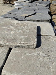 Kamenclub.ru: Песчаник пластушка светло-серый (2,0 см)  купить в Новокузнецке плитняк- ластушка светло-серый, серый рваный ландшафтный плитняк колотый 13800 руб/м3   фото КАМЕНЬ КЛУБ