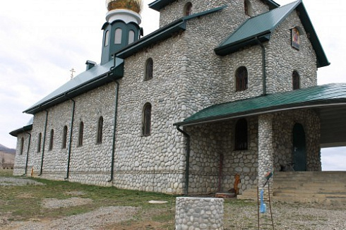 Kamenclub.ru: Галька речная плоская (бело-серая) фр. 100-200-300 мм. купить  в Новокузнецке галька речная плоская серый, белый, бело-серый, серо-белый речная галька плоская  9000 руб/т   фото КАМЕНЬ КЛУБ