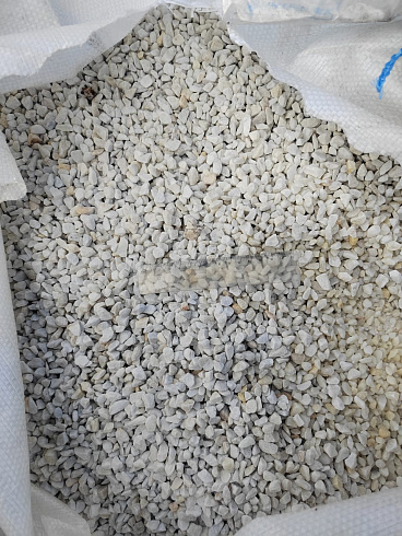 Kamenclub.ru: Мраморная крошка, щебень, цвет-белый, фр. 5-10 мм.  купить в Новокузнецке мрамор белый, айвори, молочный мраморная каменная крошка ландшафтная 12000 руб/т   фото КАМЕНЬ КЛУБ