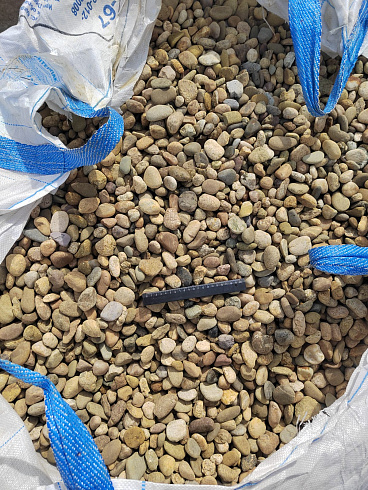 Kamenclub.ru: Галька речная окат рыжая фр. 20-40 мм. купить  в Новокузнецке галька речная окатанная рыжая желтая серая округлая речная галька 5000 руб/т   фото КАМЕНЬ КЛУБ