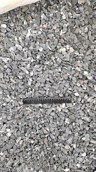 Kamenclub.ru: Щебень галтованный черный (мрамор) фр.10-20 мм.  купить в Новокузнецке мрамор черный с белыми прожилками, черный, белый окатанный округлый ландшафтный декоративный щебень 15000 руб/т   фото КАМЕНЬ КЛУБ