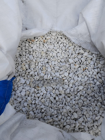 Kamenclub.ru: Мраморная крошка, щебень, цвет-белый, фр. 10-20 мм.  купить в Новокузнецке мрамор белый, молочный айвори каменная ландшафтная декоративная крошка шебня 12000 руб/т   фото КАМЕНЬ КЛУБ