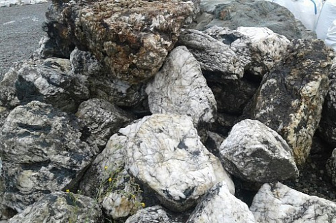 Kamenclub.ru: Черный гранит - кварцит фр. 500-1000 мм.  купить в Новокузнецке гранит кварцит черный серый белый скальный колотый валун 9750 руб/т   фото КАМЕНЬ КЛУБ