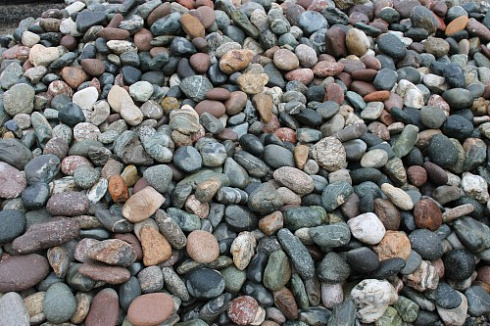 Kamenclub.ru: Галька окат (цветная картошка) фр. 50-100 мм. купить  в Новокузнецке галька природная окатанная серый белый цветной синий темно-серый коричневый округлый галечник окатанный 6800 руб/т   фото КАМЕНЬ КЛУБ