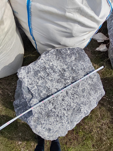 Kamenclub.ru: Черный мрамор скальник фр. 1000-1500 мм.  купить в Новокузнецке мрамор черный белый серый крупный колотый валун ландшафтный 9000 руб/т   фото КАМЕНЬ КЛУБ