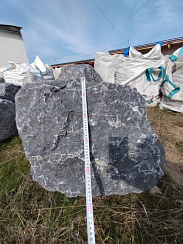 Kamenclub.ru: Черный мрамор скальник фр. 1000-1500 мм.  купить в Новокузнецке мрамор черный белый серый крупный колотый валун ландшафтный 9000 руб/т   фото КАМЕНЬ КЛУБ