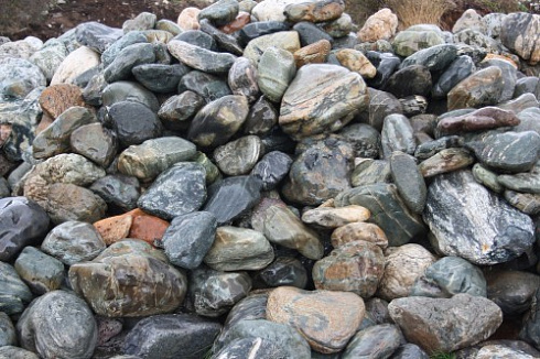 Kamenclub.ru: Ландшафтные валунчики фр.100-500 мм.  купить в Новокузнецке крупный природный камень серый, темно-серый, светло-серый речной валун крупный 4800 руб/т   фото КАМЕНЬ КЛУБ