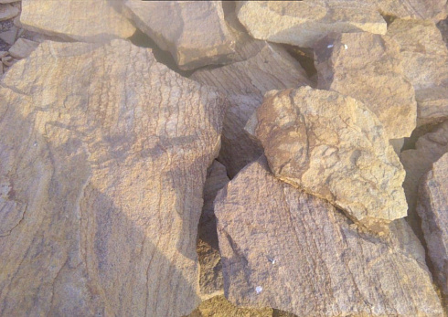 Kamenclub.ru: Песчаник пластушка "фонтанка" желтая (3,0 - 5,0 см)  купить в Новокузнецке песчаник желтая, рыжий, желтый песчаник колотый рваный со сколом облицовочный 16200 руб/м3   фото КАМЕНЬ КЛУБ