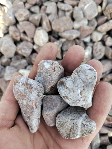 Kamenclub.ru: Мраморная крошка (щебень галтованный розовый) фр.20-40 мм.  купить в Новокузнецке мрамор розовый, красный оголтованный округлый щебень  15000 руб/т   фото КАМЕНЬ КЛУБ