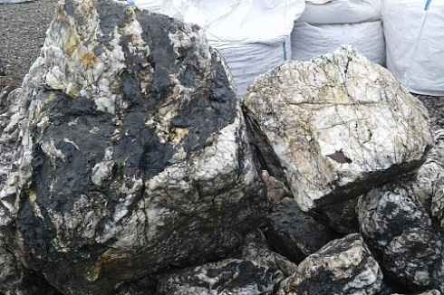 Kamenclub.ru: Черный гранит - кварцит фр. 500-1000 мм.  купить в Новокузнецке гранит кварцит черный серый белый скальный колотый валун 9750 руб/т   фото КАМЕНЬ КЛУБ