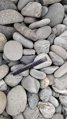 Kamenclub.ru: Галька речная окат (темно-серая) фр. 70-150 мм. купить  в Новокузнецке галька речная темно-серая, синяя, серая речная галька округлая  8000 руб/т   фото КАМЕНЬ КЛУБ