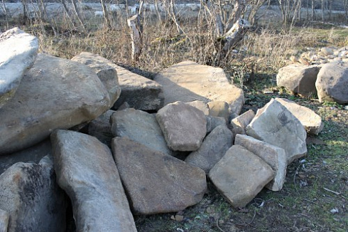 Kamenclub.ru: Песчаник плиты - плахи - пошаговые дорожки (фр. 70-150 мм)  купить в Новокузнецке песчаник серый бежевый желтый зеленый колотый песчаник строительный 6500 руб/т   фото КАМЕНЬ КЛУБ