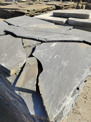 Kamenclub.ru: Песчаник пластушка светло-серый (3,0 см)  купить в Новокузнецке песчаник светло-серый, серый песчаник рваный ландшафтный колотый 13800 руб/м3   фото КАМЕНЬ КЛУБ